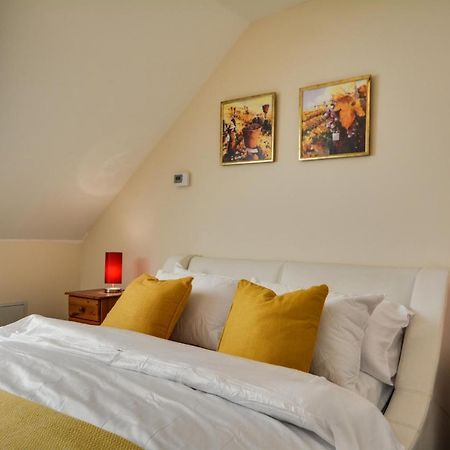 Three Bedroom House In Runcorn By The Lake With Parking By Neofinixdotcom ภายนอก รูปภาพ