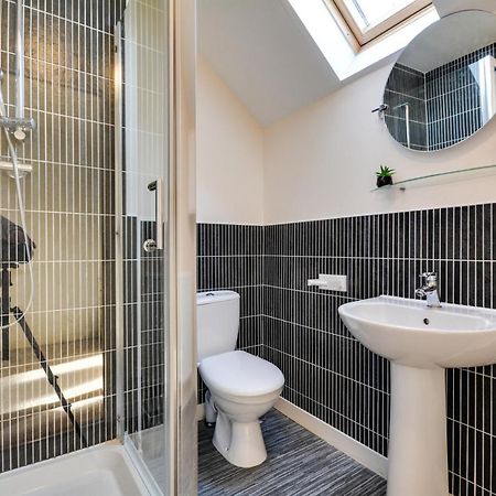 Three Bedroom House In Runcorn By The Lake With Parking By Neofinixdotcom ภายนอก รูปภาพ