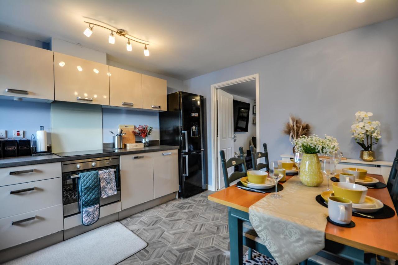 Three Bedroom House In Runcorn By The Lake With Parking By Neofinixdotcom ภายนอก รูปภาพ