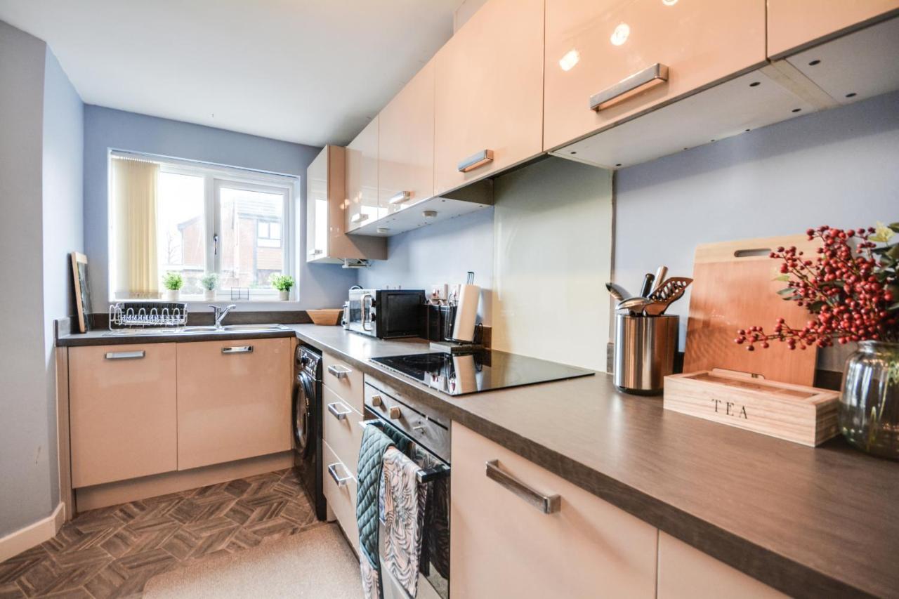 Three Bedroom House In Runcorn By The Lake With Parking By Neofinixdotcom ภายนอก รูปภาพ
