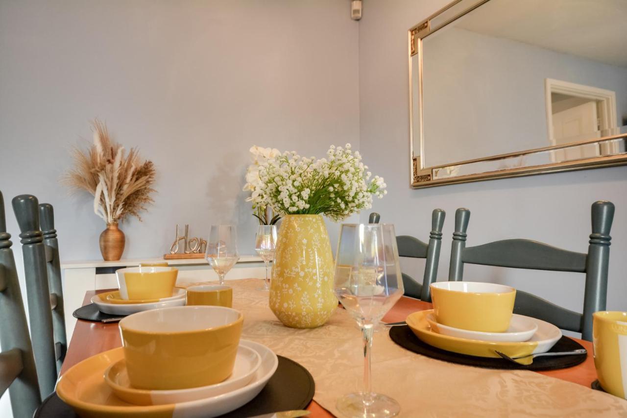 Three Bedroom House In Runcorn By The Lake With Parking By Neofinixdotcom ภายนอก รูปภาพ
