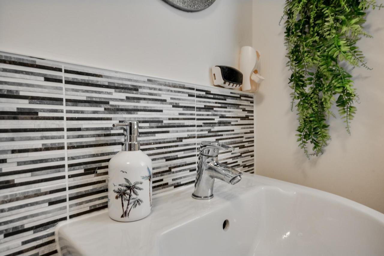 Three Bedroom House In Runcorn By The Lake With Parking By Neofinixdotcom ภายนอก รูปภาพ