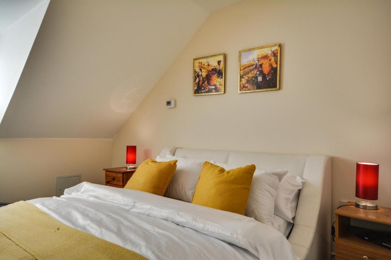 Three Bedroom House In Runcorn By The Lake With Parking By Neofinixdotcom ภายนอก รูปภาพ
