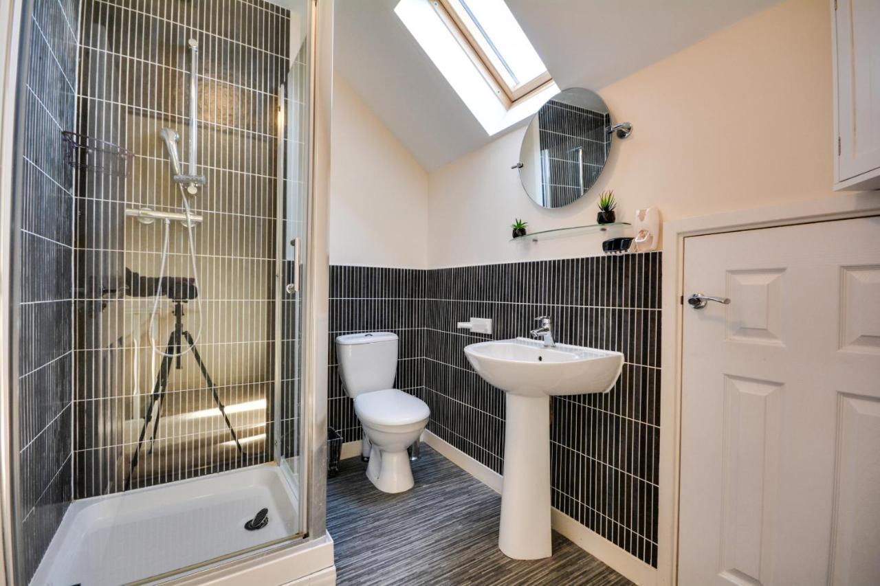 Three Bedroom House In Runcorn By The Lake With Parking By Neofinixdotcom ภายนอก รูปภาพ