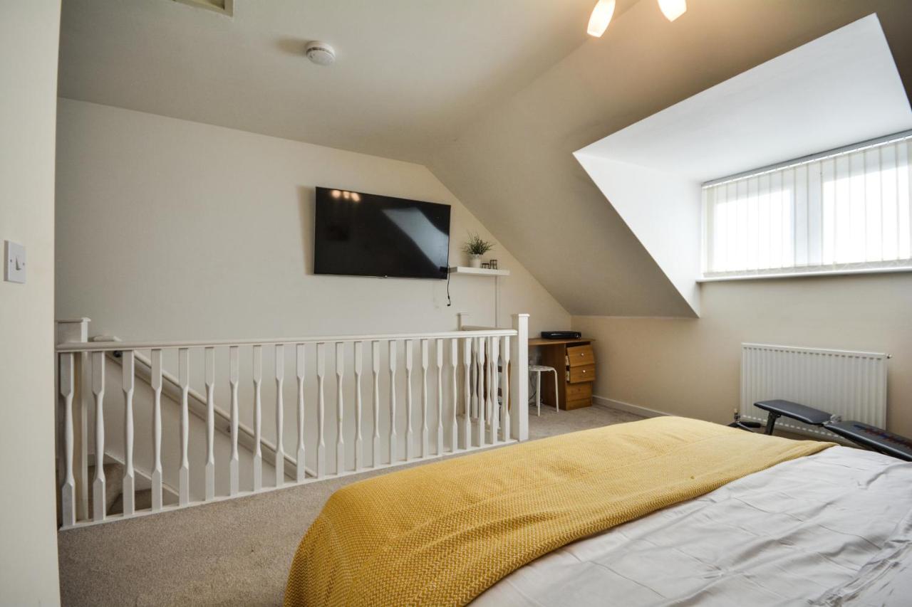 Three Bedroom House In Runcorn By The Lake With Parking By Neofinixdotcom ภายนอก รูปภาพ