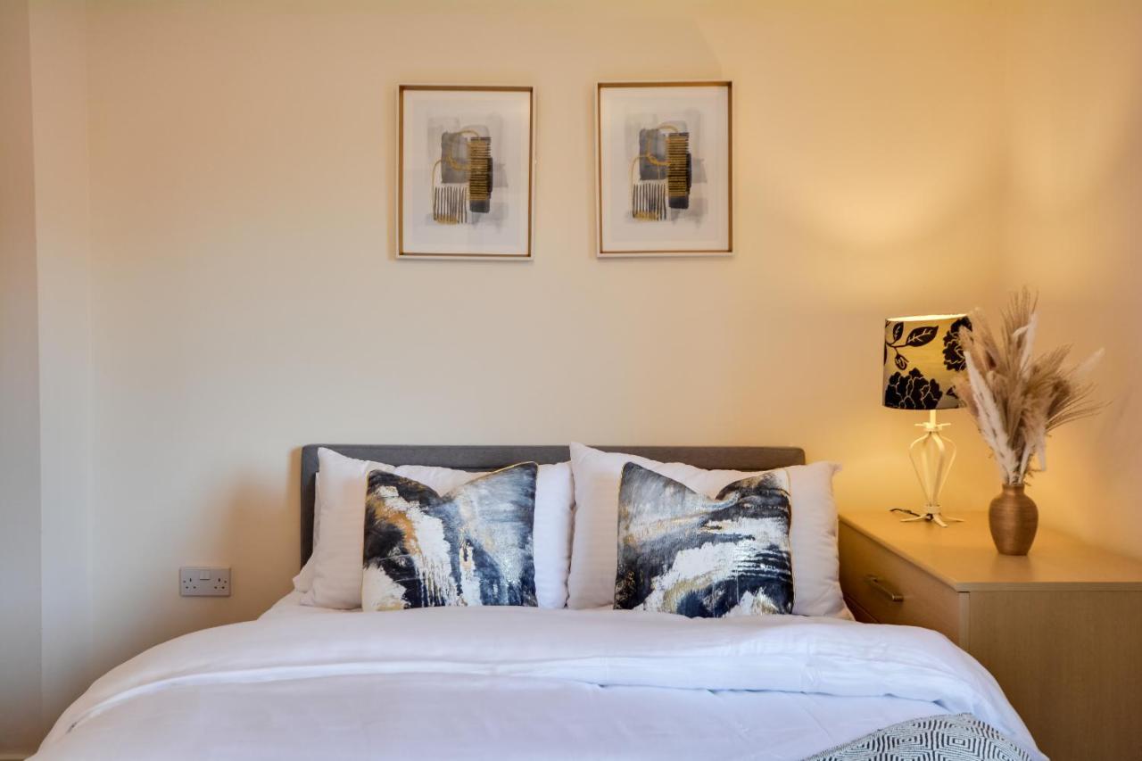 Three Bedroom House In Runcorn By The Lake With Parking By Neofinixdotcom ภายนอก รูปภาพ