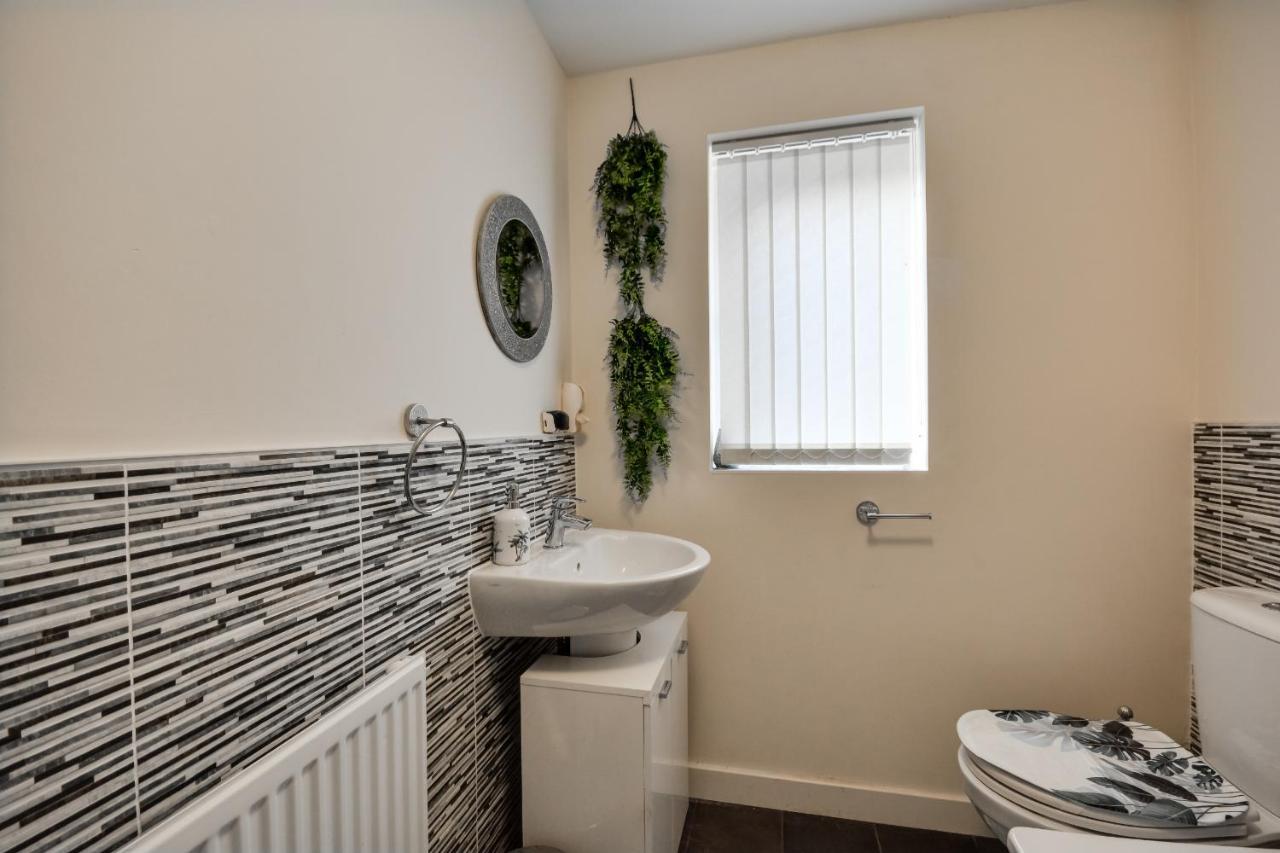 Three Bedroom House In Runcorn By The Lake With Parking By Neofinixdotcom ภายนอก รูปภาพ
