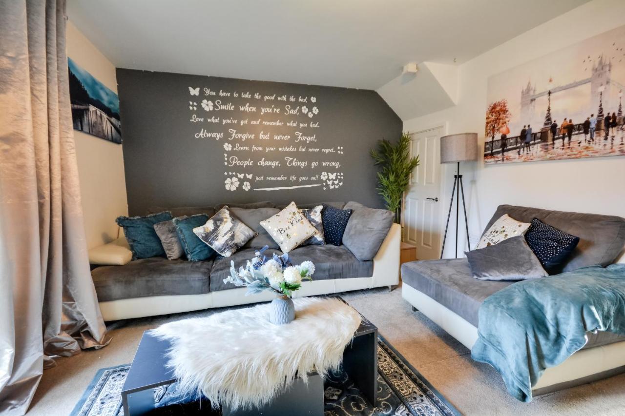 Three Bedroom House In Runcorn By The Lake With Parking By Neofinixdotcom ภายนอก รูปภาพ