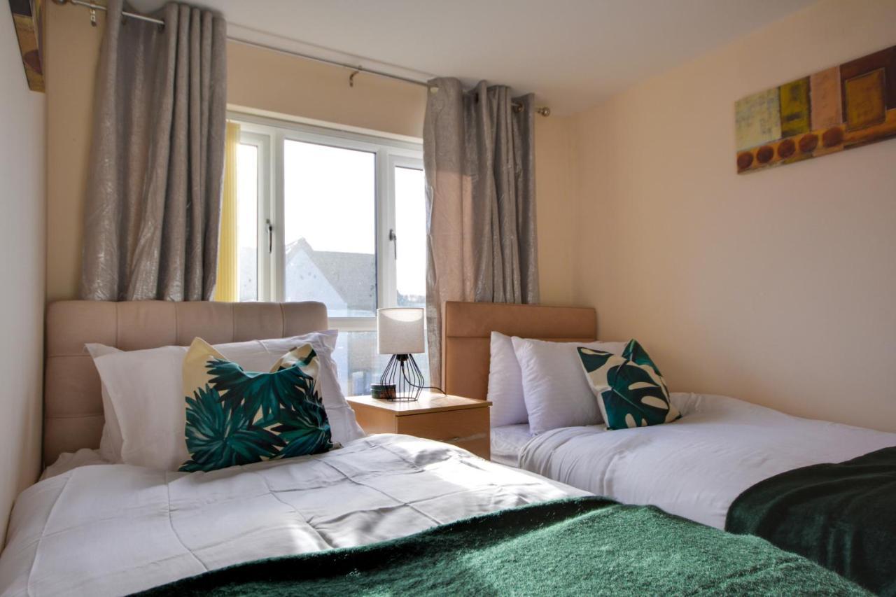 Three Bedroom House In Runcorn By The Lake With Parking By Neofinixdotcom ภายนอก รูปภาพ