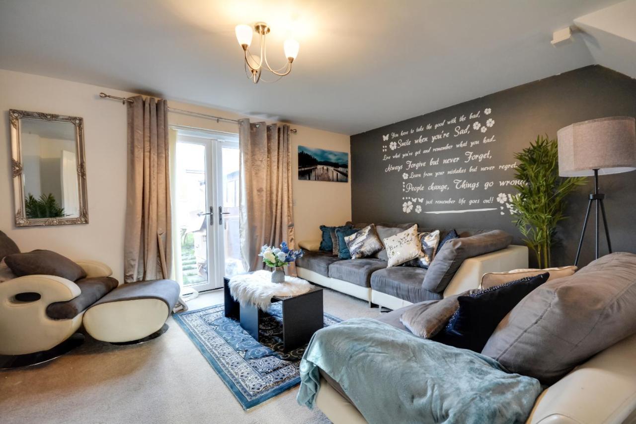 Three Bedroom House In Runcorn By The Lake With Parking By Neofinixdotcom ภายนอก รูปภาพ
