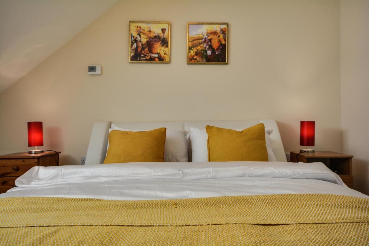Three Bedroom House In Runcorn By The Lake With Parking By Neofinixdotcom ภายนอก รูปภาพ