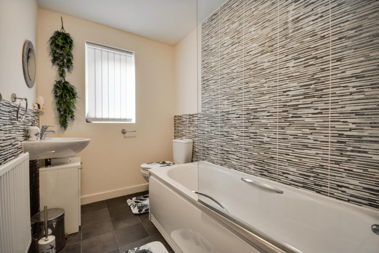 Three Bedroom House In Runcorn By The Lake With Parking By Neofinixdotcom ภายนอก รูปภาพ