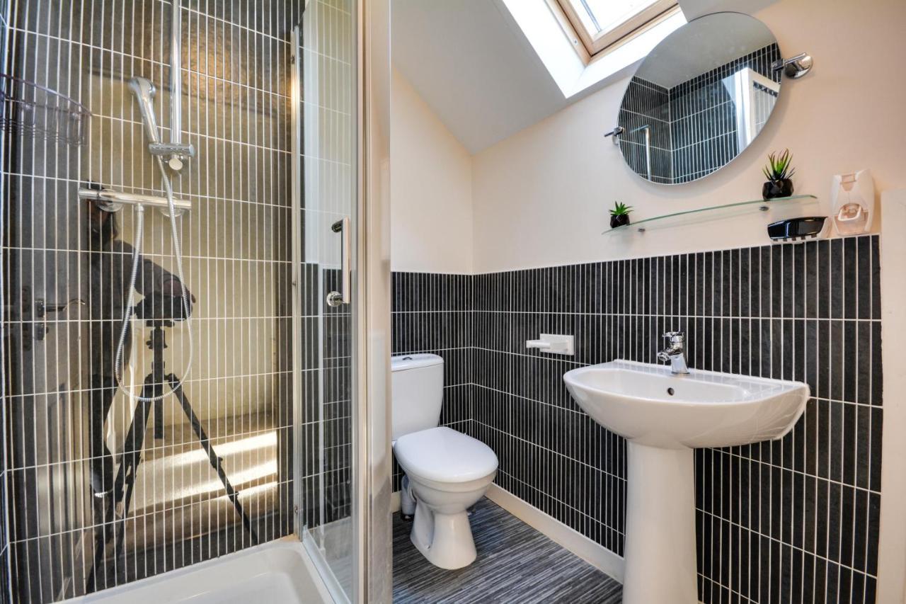 Three Bedroom House In Runcorn By The Lake With Parking By Neofinixdotcom ภายนอก รูปภาพ